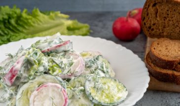 Весенний салат из редиски и огурцов: одна деталь в заправке и вкус меняется полностью