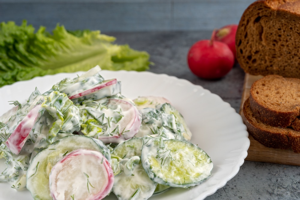 Весенний салат из редиски и огурцов: одна деталь в заправке и вкус меняется полностью