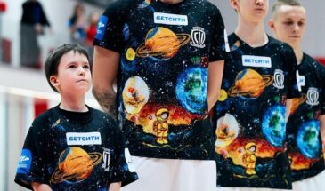 Новосибирские футболисты вышли на игру в форме с космическим рисунком 10-летнего мальчика, который опоздал с ним на конкурс