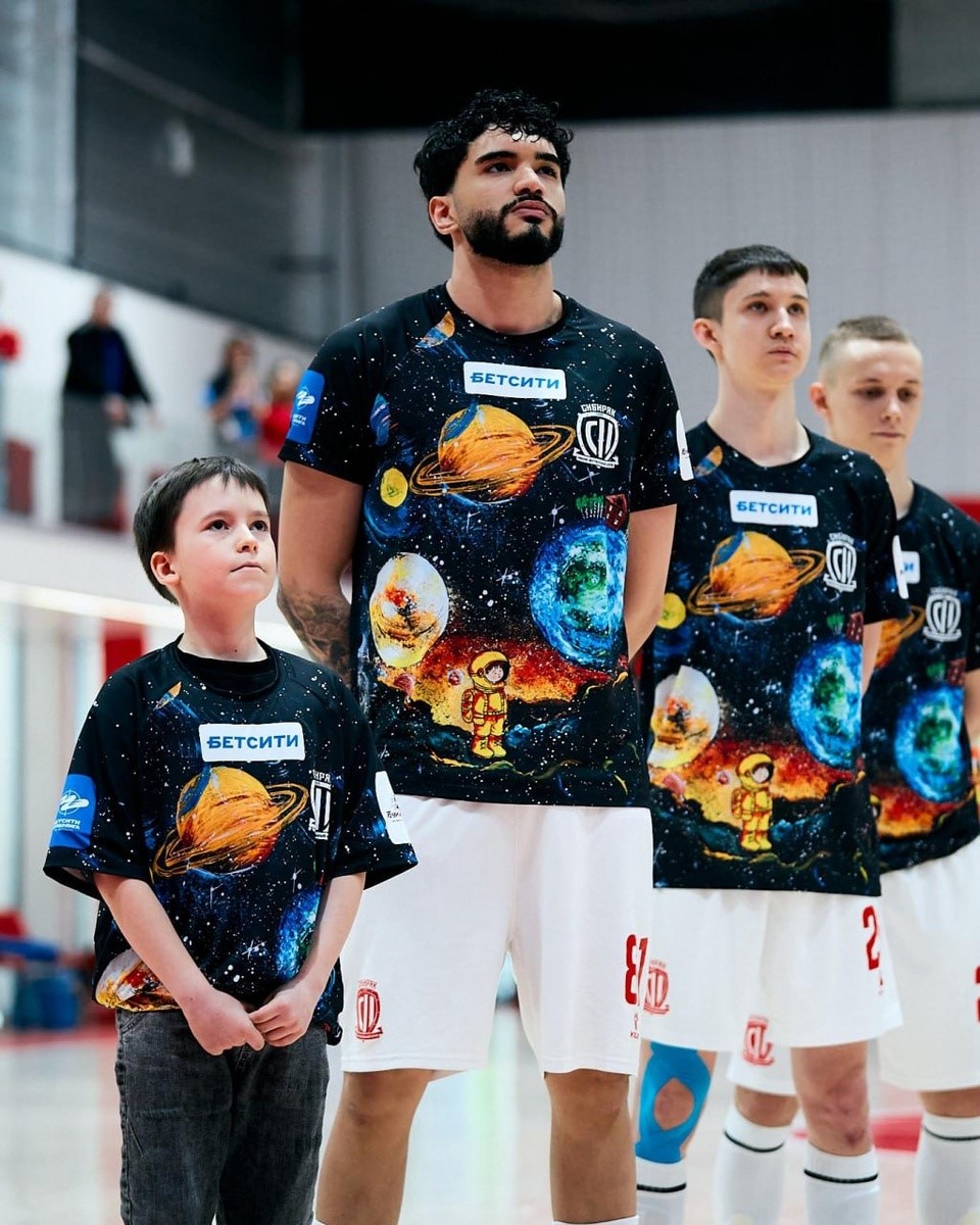 Новосибирские футболисты вышли на игру в форме с космическим рисунком 10-летнего мальчика, который опоздал с ним на конкурс