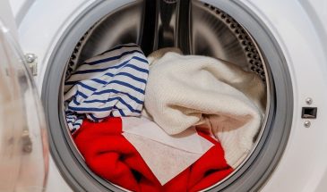 Влажная салфетка в стирке: одна хитрость — и шерсть исчезает, а фильтр не забивается