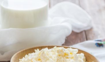Домашний творог на кефире и молоке: один секрет, который сделает его нежным и без кислинки