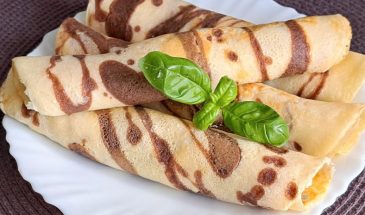 Пятнистые блины с сыром и вареньем: рецепт завтрака, который удивит всю семью