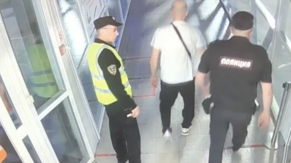 Авиадебошир заставил самолет вернуться на стоянку в аэропорту Сургута.