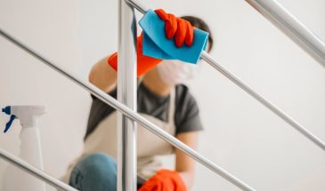 Уборка подъездов за счёт УК: суд разрешил собственникам не платить дважды и включил услугу в обязательный тариф
