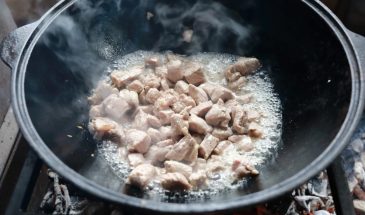 Белая пена при жарке курицы: что это значит и можно ли есть такое мясо