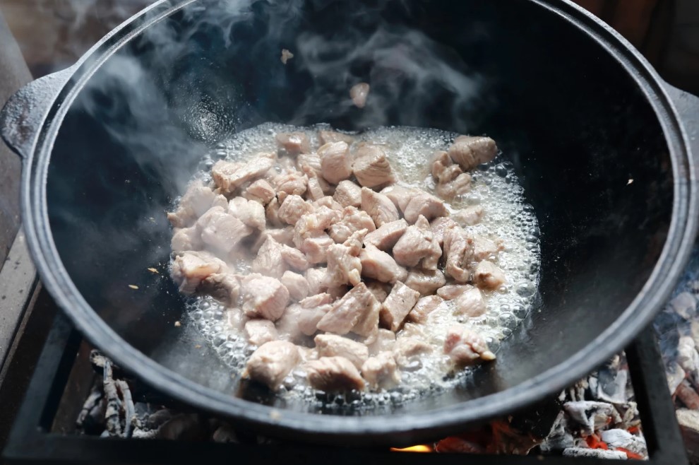 Белая пена при жарке курицы: что это значит и можно ли есть такое мясо