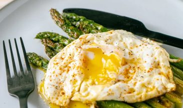 Вкусная и хрустящая спаржа с идеальным жареным яйцом: завтрак, после которого вы забудете про бутерброды