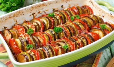 Эту запеканку готовят за 30 минут, но вкус — как в ресторане: натираю морковь, нарезаю лук и чеснок. Баклажаны и цуккини делают своё дело