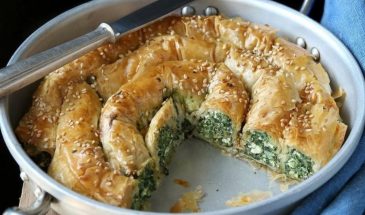 Быстрый штрудель с беконом и зеленью: рецепт сытной закуски за 30 минут