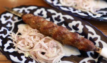 Люля-кебаб с курдючным жиром: секрет, который не даёт фаршу упасть с шампура даже на раскалённых углях