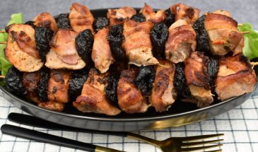 Шашлык, который тает во рту: сочетание бекона и сливы подарит мясу невероятный вкус