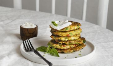 Зеленые оладьи, от которых невозможно оторваться: вкусный чит-код, чтобы съесть гору зелени