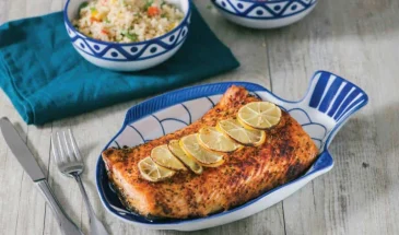 Запеченный лосось с лимонно-масляным соусом и салатом из киноа