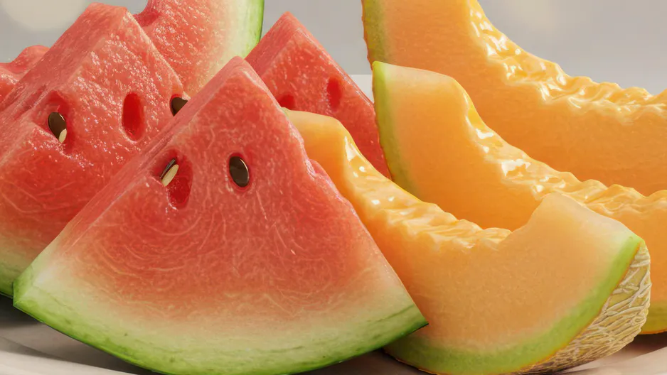 Арбуз или дыня: диетологи сравнили летние фрукты и назвали самый полезный