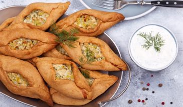 Пирожки с луком-пореем и фетой: нежная закуска к борщу