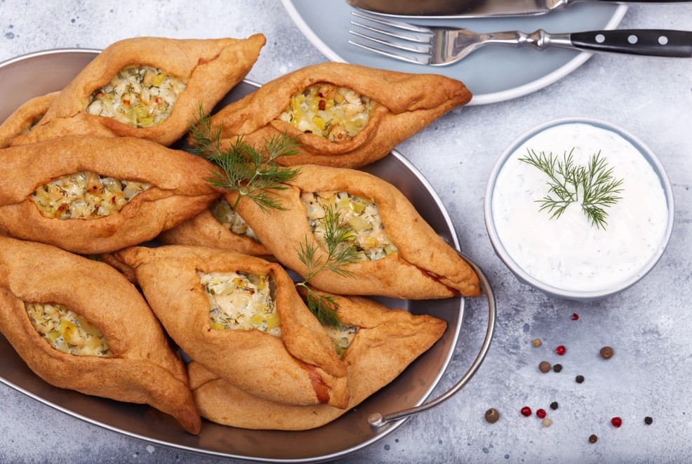 Пирожки с луком-пореем и фетой: нежная закуска к борщу