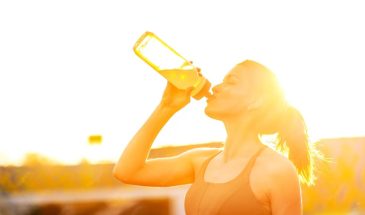 Пьете ледяную воду в жару? 5 скрытых ошибок, из-за которых вы обильно потеете