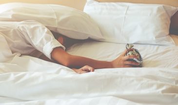 Забывчивость и внезапная злость: 5 скрытых сигналов мозга, что вам срочно нужен сон