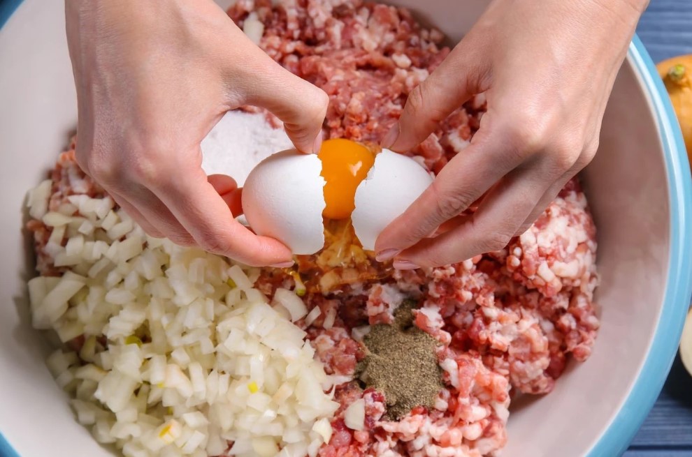 Секрет сочных котлет: из какого мяса получается идеальный фарш с хрустящей корочкой