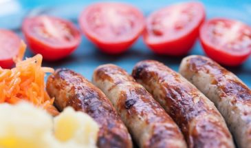 Забудьте о сосисках на завтрак: популярный продукт мгновенно забивает сосуды и повышает холестерин