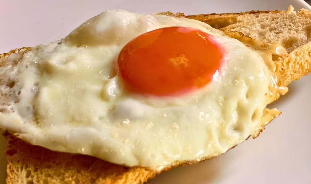 Делаю яичницу вкуснее, заменяя оливковое и сливочное масло одним простым ингредиентом