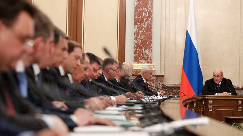 Парадокс июньского всплеска: россияне резко возлюбили президента, правительство и остальное начальство