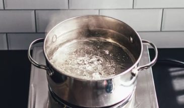 Почему нельзя выливать кипяток в раковину: одна ошибка, которая уничтожит ваши трубы