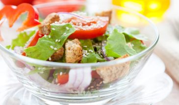Лёгкий салат с гренками и курицей: быстрый рецепт для летнего меню