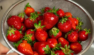 Не мойте клубнику в дуршлаге: опасная ошибка лишает ягоды вкуса и безопасности