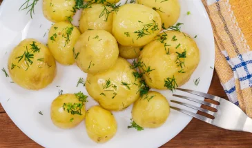 Добавь это в воду при варке молодого картофеля — вкус взорвется, а гости не уйдут из-за стола!