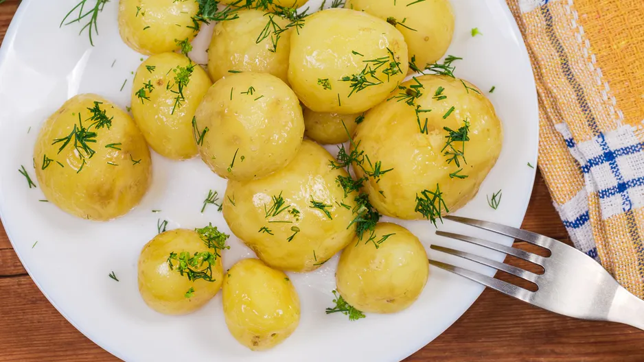 Добавь это в воду при варке молодого картофеля — вкус взорвется, а гости не уйдут из-за стола!