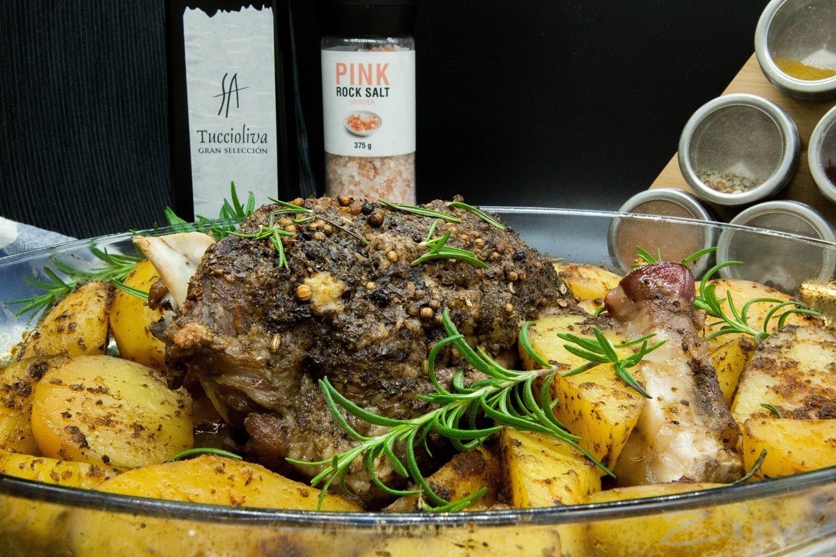 Баранья ножка, которая тает во рту: секрет идеального мяса с молодой картошкой