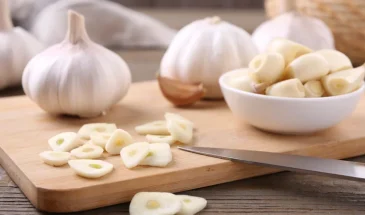 Одна сырая картофелина уберет запах чеснока с кухни за 10 минут