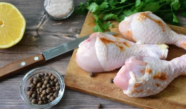 Сырая курица на деревянной доске: как убить сальмонеллу и не испортить любимую кухню
