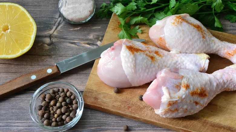 Сырая курица на деревянной доске: как убить сальмонеллу и не испортить любимую кухню