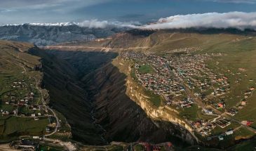 Жизнь над бездной: село, где дома стоят на краю гигантского каньона