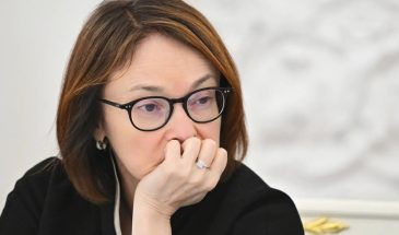 Россияне забрали из банков полтриллиона за месяц, и это только начало: экономика остается без денег
