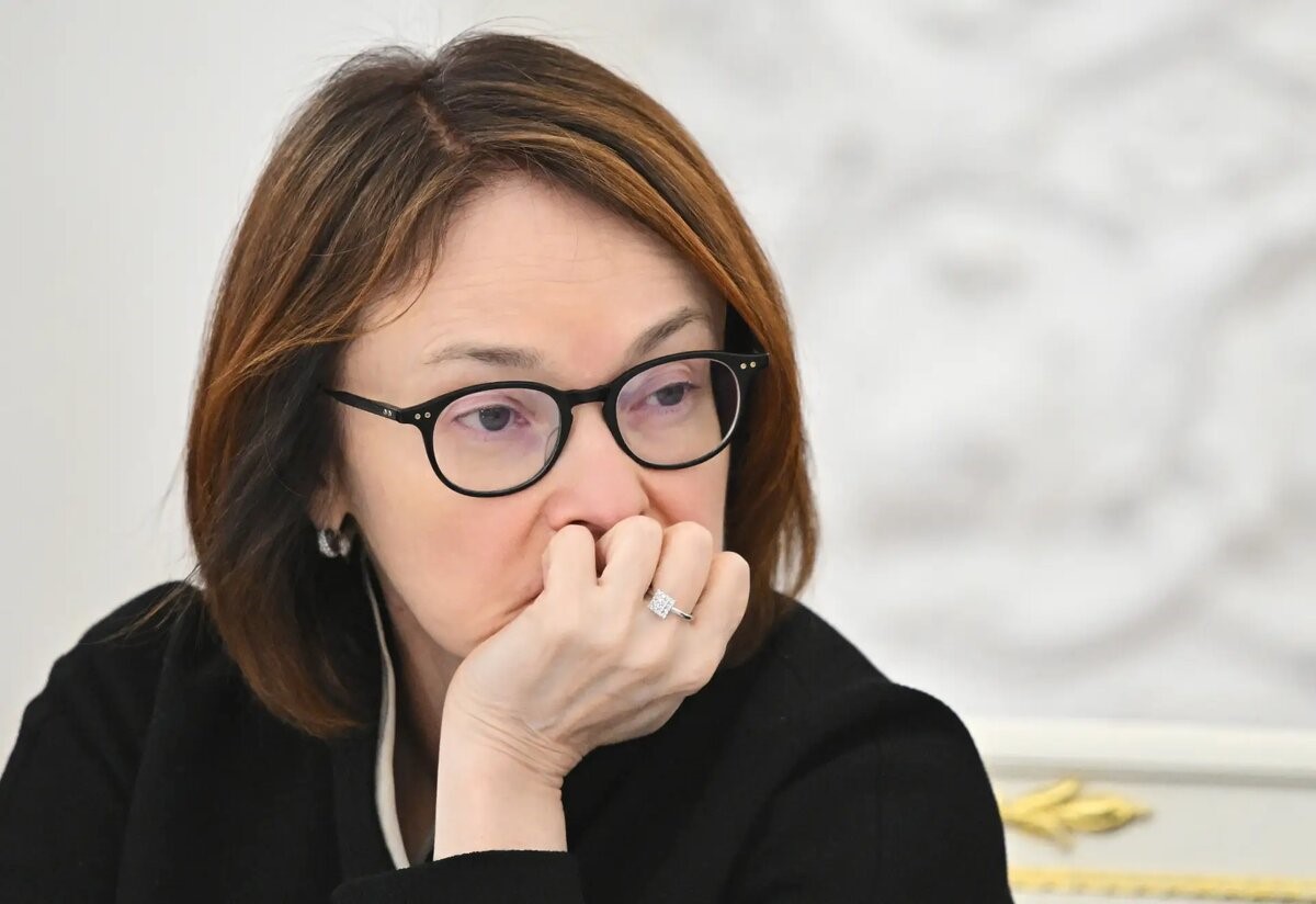 Россияне забрали из банков полтриллиона за месяц, и это только начало: экономика остается без денег