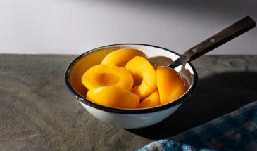 Фрукты из банки под увеличительным стеклом: почему их лучше не есть каждый день