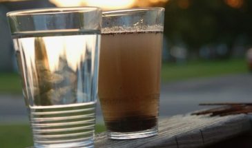 На какую глубину нужно бурить скважину для безопасной питьевой воды