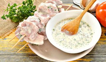 Биохимия маринада: как энзимы и кислоты влияют на структуру мяса