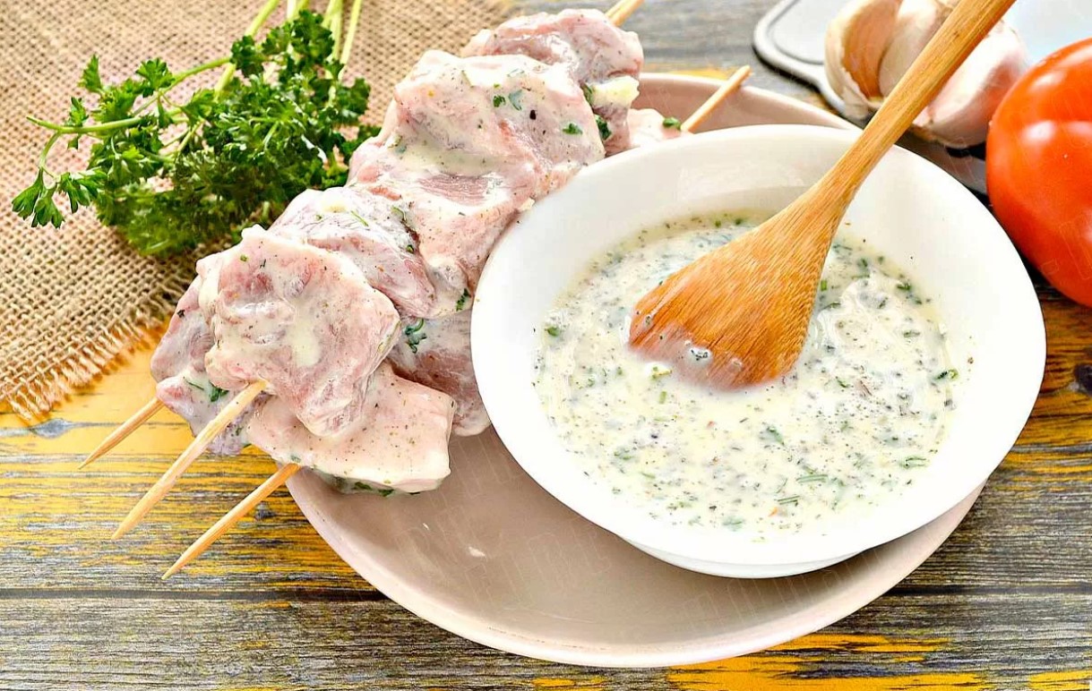Биохимия маринада: как энзимы и кислоты влияют на структуру мяса
