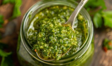Зелёная аджика без варки: вкус лета в каждой ложке