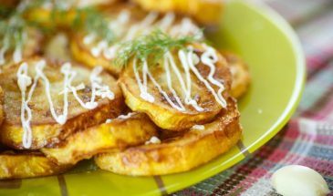 Хрустящие кабачки по-гречески с чесночным соусом: секрет звонкой корочки