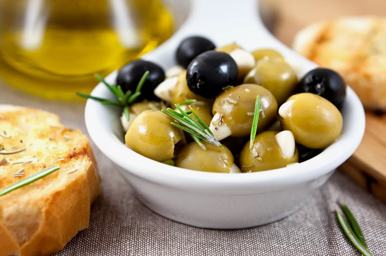 Как выбрать и хранить оливки, чтобы сохранить их вкус и пользу: 4 главных правила