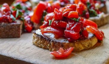 Тосты с печёным перцем и творожным сыром: экспресс‑закуска