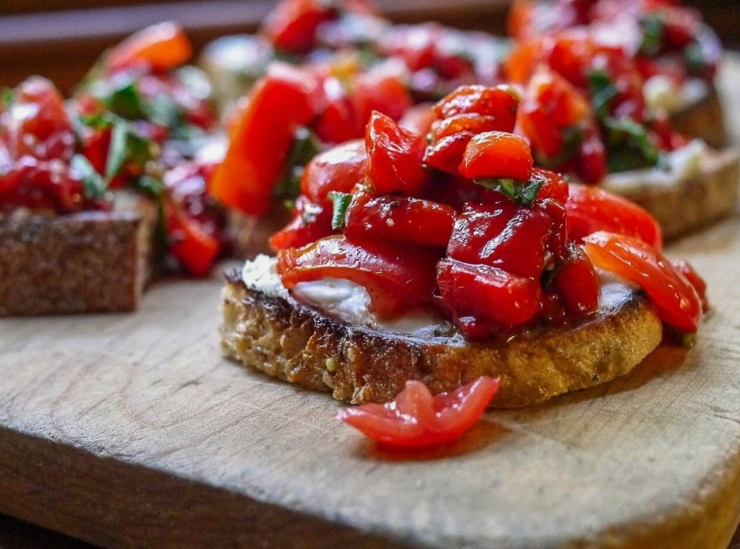 Тосты с печёным перцем и творожным сыром: экспресс‑закуска