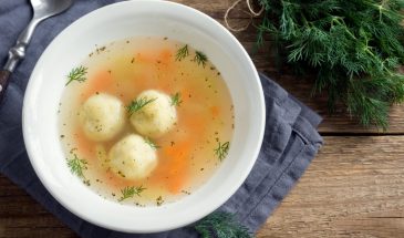 Ловите еще летний рецепт: суп с шариками из мацы — просто и сочно