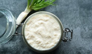 Белый хрен со сливками и яблоком: рецепт идеальной острой закуски, которая не темнеет
